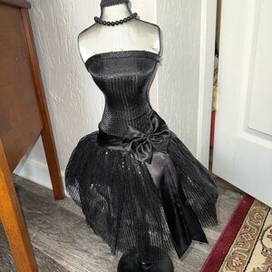 Elegant Black Strapless Dress with Bow